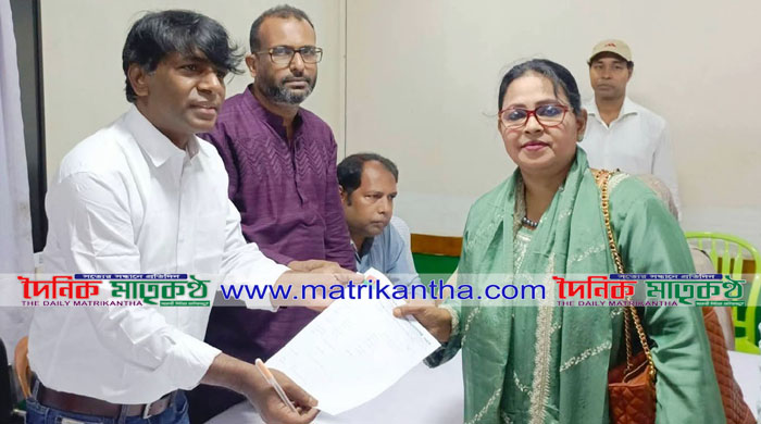 সংরক্ষিত নারী আসনে মনোনয়ন ফরম সংগ্রহ করলেন রাজবাড়ী মহিলা দলের নেত্রী ডেইজি